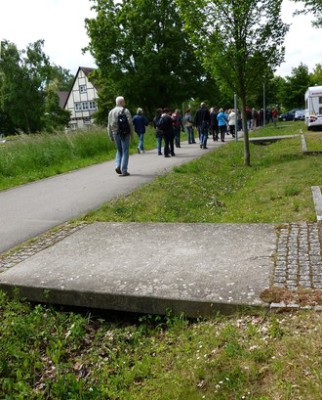 Vedle chodníku může být mělký zasakovací průleh. Údržba je podle zkušeností z Lanškrouna snadná, motorová sekačka průlehem snadno projede. Ilustrační snímek z Mnichova. Licence | Všechna práva vyhrazena. Další šíření je možné jen se souhlasem autora Foto | Zdeňka Kovaříková / Počítáme s vodou