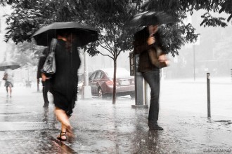 Déšť, který ve městě spadne na nepropustnou plochu, se nemá kam vsáknout a po povrchu odteče – a někdy působí škody. Některá práva vyhrazena Foto | Loïc Lagarde / Flickr