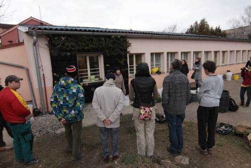 V Úvodu workshopu se účastníci dozvěděli, jak vertikální zahrada funguje.